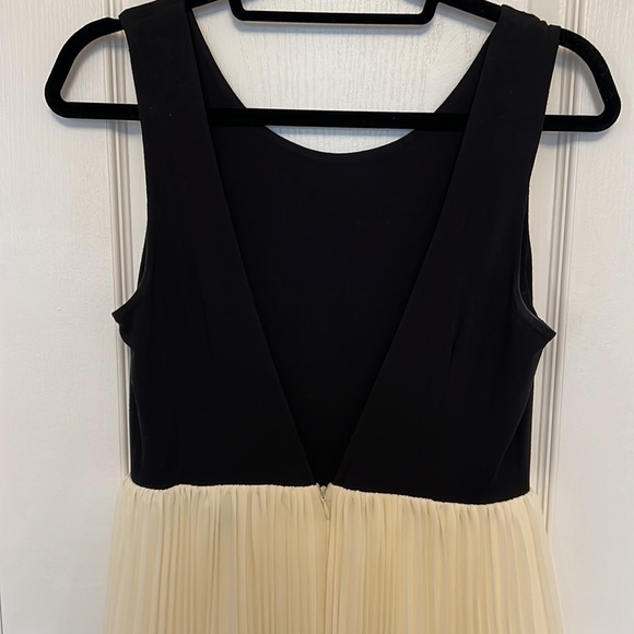 Mini dress - Picture 2 of 3